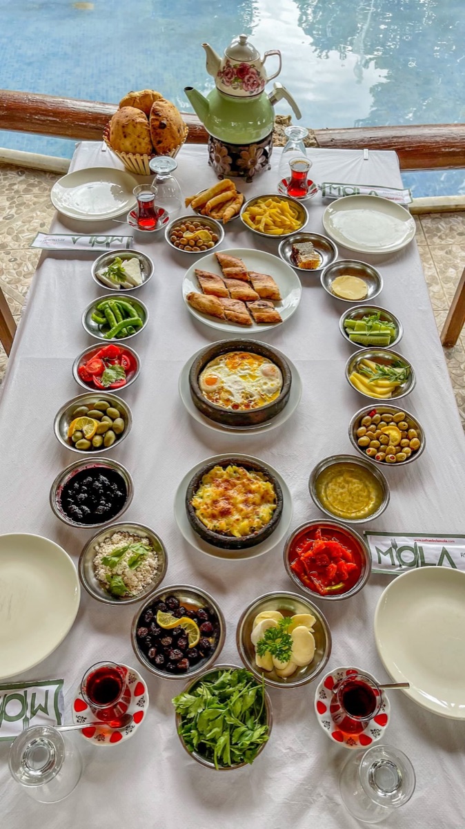 Havuz başında serpme kahvaltı